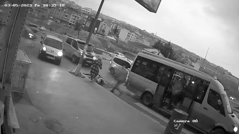 Kapısı açık minibüsten düşen kadın ve çocuğu ölümden döndü