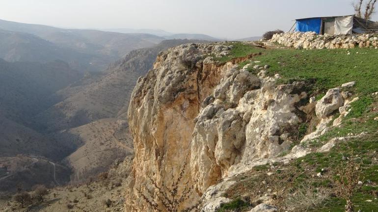 Deprem sonrası dev yarıklar Bin 400 metre rakımda ürküten görüntü