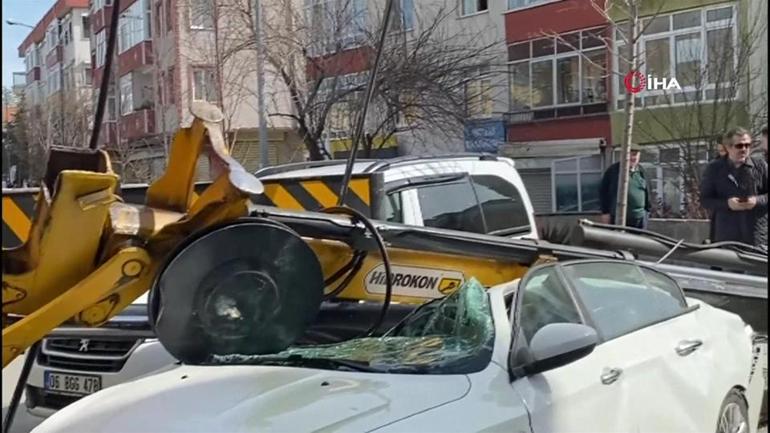 Vinç park halindeki aracın üzerine devrildi