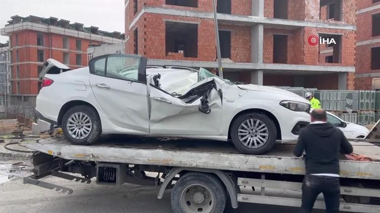 Vinç park halindeki aracın üzerine devrildi