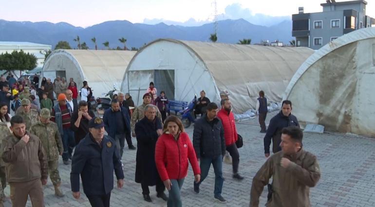 Bakan Akar, Hatayda depremzedelerle görüştü