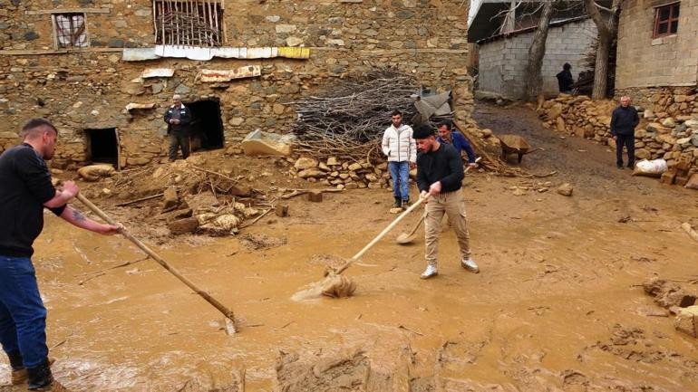 Sulama göleti taştı, köy çamura gömüldü