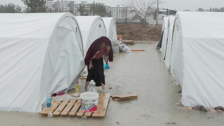 Çadırları sular altında depremzede gözyaşları içinde yardım istedi