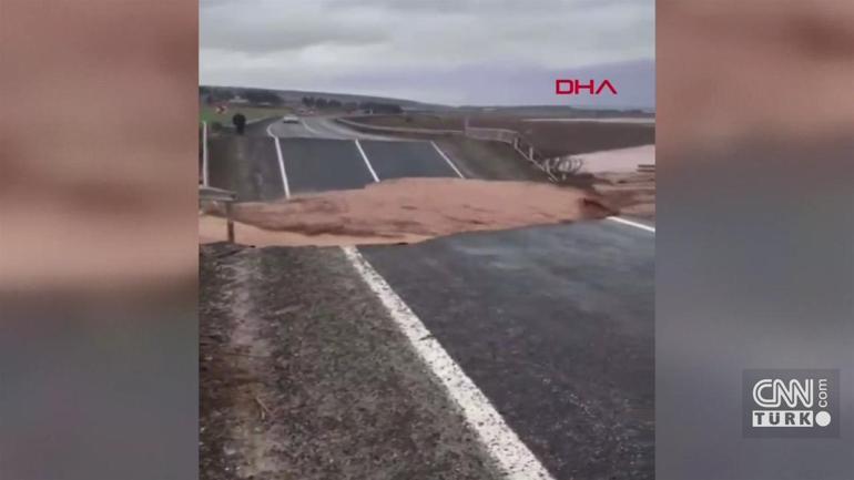 Şanlıurfada sel suları yolu yuttu