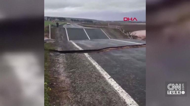 Şanlıurfada sel suları yolu yuttu