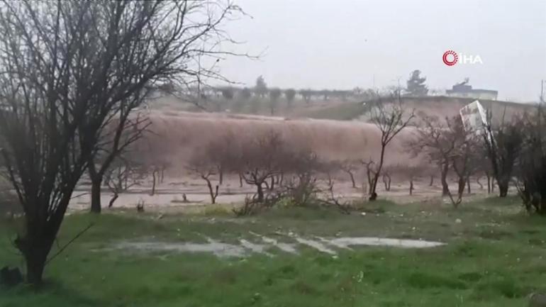 Sel suları TIRı böyle devirdi O anlar kamerada...