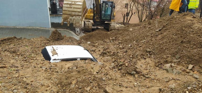Adıyamanda heyelan iş makinesi ve otomobili yuttu
