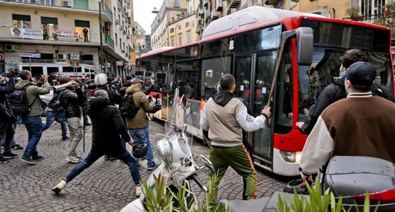 Holiganlar terör estirdi İtalyanın Napoli şehri savaş alanına döndü