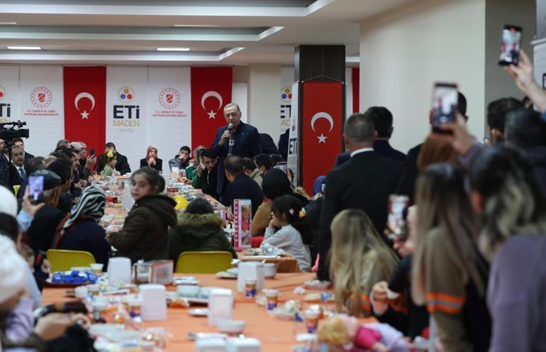 Cumhurbaşkanı Erdoğan depremzede vatandaşlarla bir araya geldi
