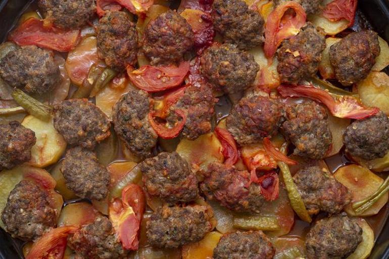 Ramazan iftar menüsü 2023: Bugün iftara ne pişirsem İşte havuçlu şehriye çorbası, patates yatağında soslu köfte ve fırında sütlaç tarifi...