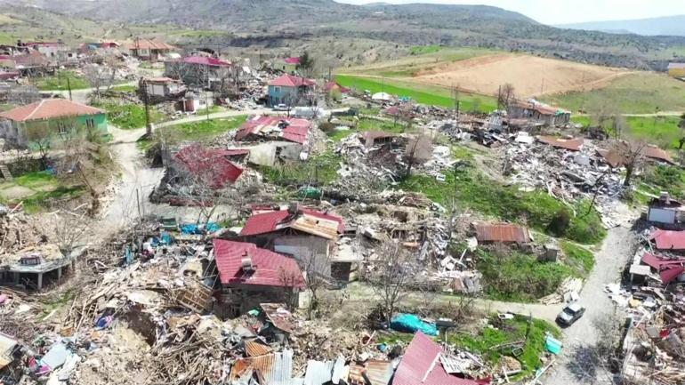 Çiftçiler günler sonra tarlalarında Depremin etkisinden üreterek çıkıyorlar