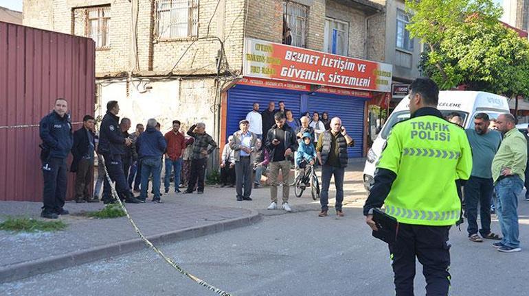 Adanada dolmuş, otobüs durağına daldı; 1 ölü, 7 yaralı