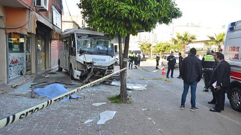 Adanada dolmuş, otobüs durağına daldı; 1 ölü, 7 yaralı