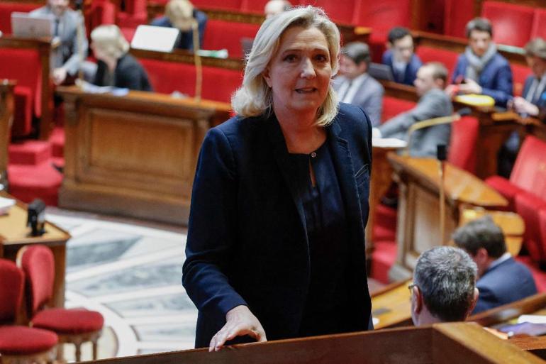 Fransa’yı şoke eden anket: Aşırı sağcı Le Pen, Macronun 10 puan önünde