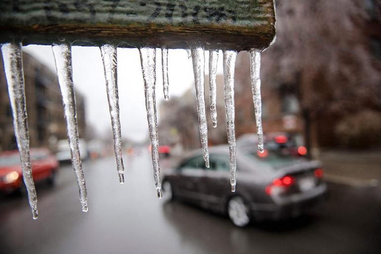Kanadada buz fırtınası: 1 milyon kişi elektriksiz kaldı