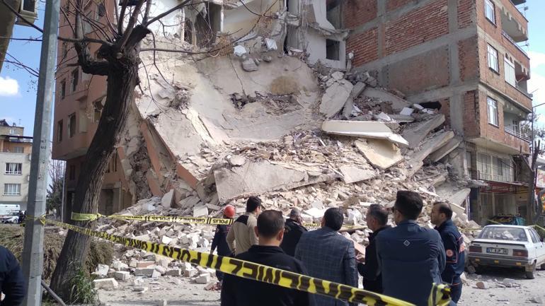 Son dakika: Kilis’te 5 katlı boş bina çöktü