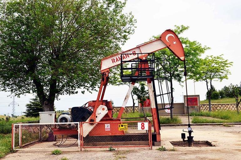 Baba ve oğlunun emekli olduğu petrol kuyusu 75 yıldır üretimde