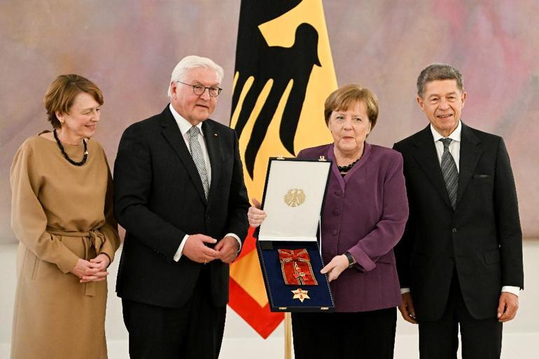 Merkel’e liyakat nişanı verildi