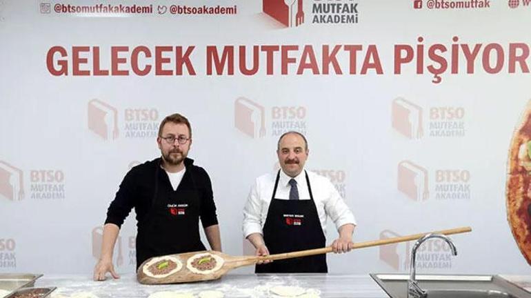 Bakan Varank mutfakta Önlüğü taktı, cantığı açtı
