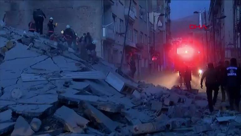 Malatyada ağır hasarlı bina çöktü: 1 ölü