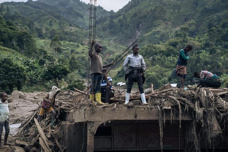 Demokratik Kongoda sel ve toprak kaymasında yaklaşık 400 can kaybı: Elleriyle kazarak yakınlarını aradılar