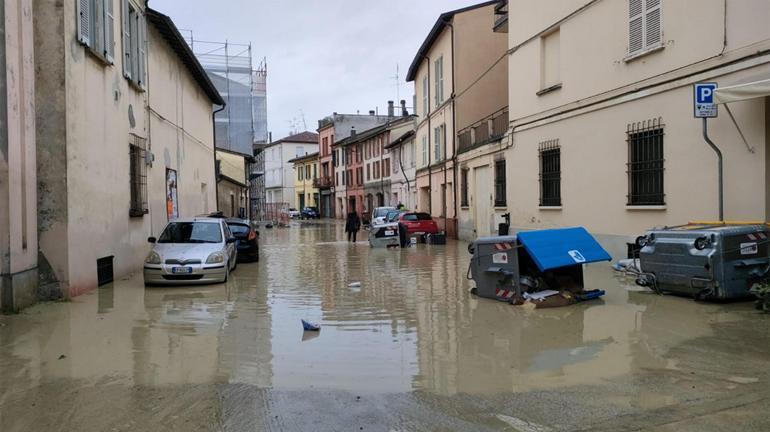 İtalyada sel felaketinde 3 kişi hayatını kaybetti