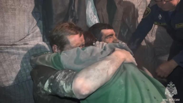 Rusya’da izinsiz kazıda çöken madenden iki kişi kurtarıldı