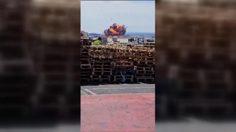 F-18 savaş uçağı yere çakıldı Bomba gibi patladı