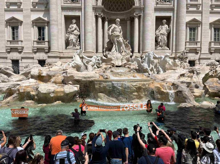 İklim aktivistlerinin hedefi bu kez Romadaki ünlü Aşk Çeşmesi oldu