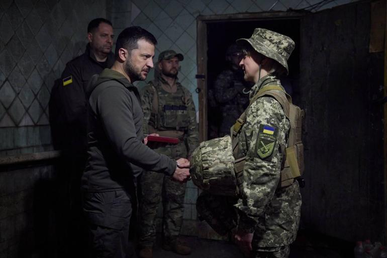 Zelenski, Vuhledar’da Ukrayna askerlerini ziyaret etti