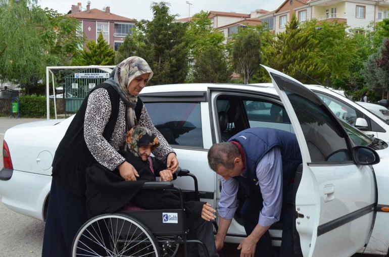 115 yaşındaki seçmen, tekerlekli sandalyeyle getirildiği okulda oy kullandı
