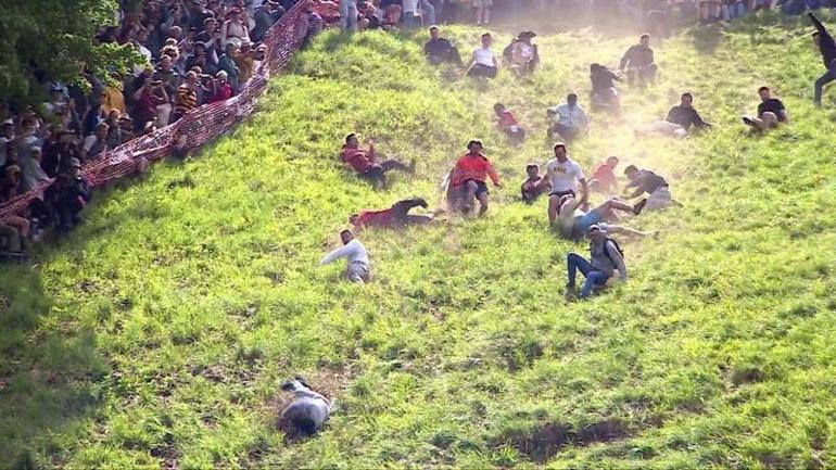 İngilterede ölüme meydan okunan peynir yarışı: Bu yıl da yüzlerce kişi katıldı