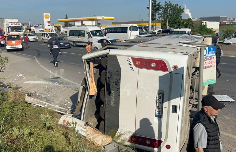 İşçi servis midibüsü TIR’a çarpıp devrildi: 13 yaralı