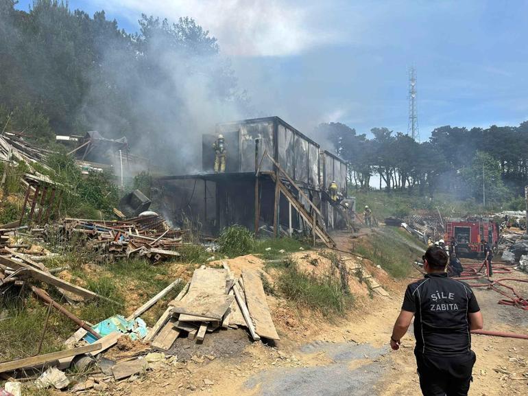 Şilede işçilerin kaldığı konteynerde çıkan yangın ormana sıçradı