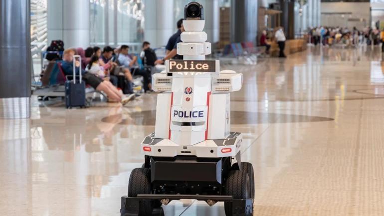 Robot polis iş başında