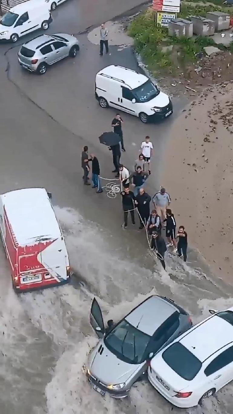 Sele kapılan aracın altında kaldı Boğulmaktan çevredekiler kurtardı, o anlar kamerada