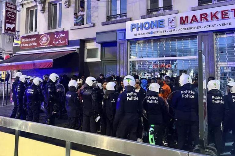 Fransada sokaklar yanıyor Macron konserde...
