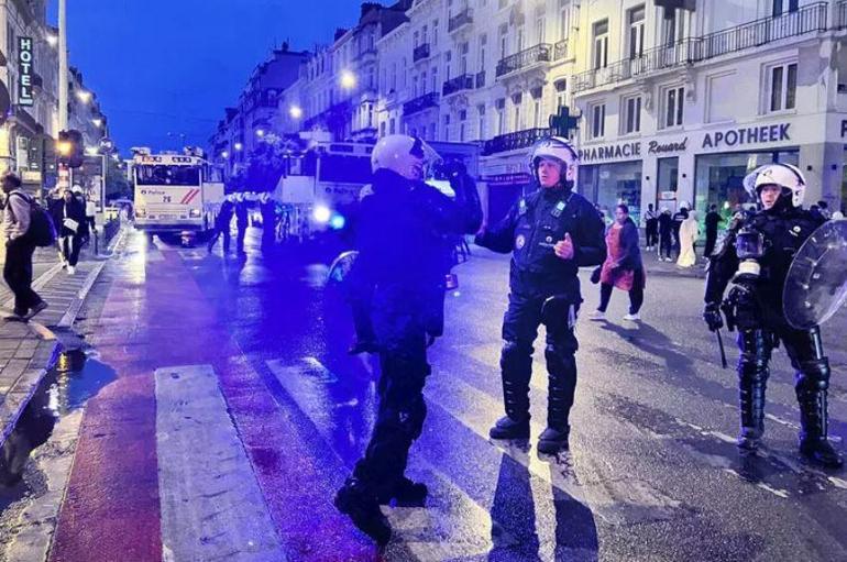 Fransada sokaklar yanıyor Macron konserde...