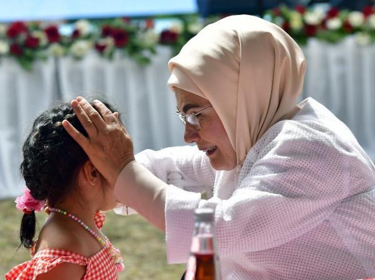 Emine Erdoğan koruyucu aileler ile bir araya geldi