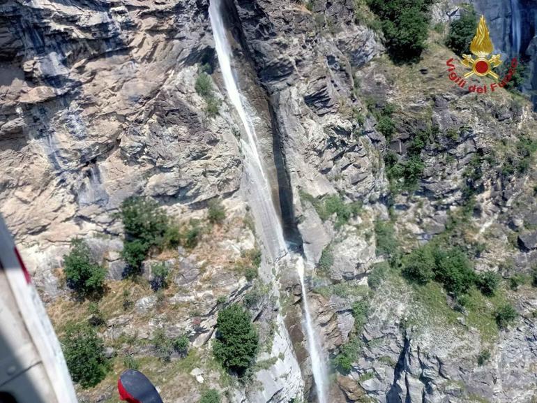 İtalya’da iniş sırasında mahsur kalan dağcılar böyle kurtarıldı