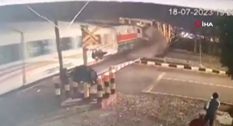 Endonezyada dehşet anları: Tren, hemzemin geçitte sıkışan tırı biçti