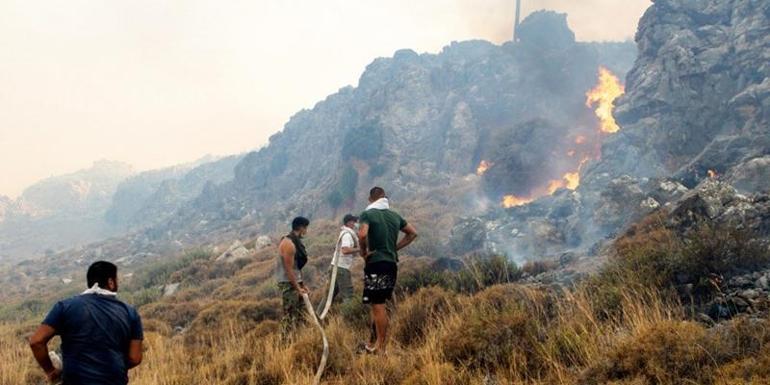Yunanistan orman yangınlarıyla boğuşuyor: Sıcaklıklar için korkutan tahmin