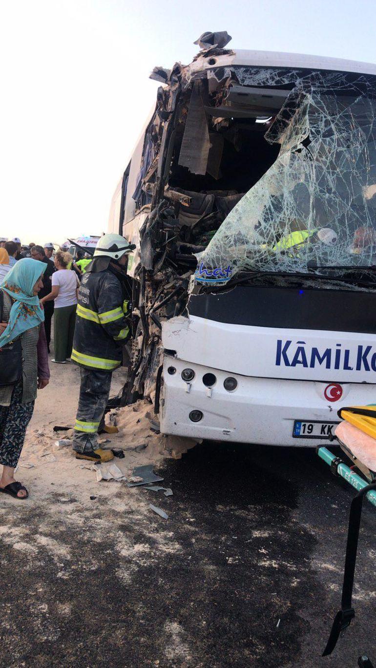 Eskişehirde yolcu otobüsü, TIRa çarptı: 23 yaralı