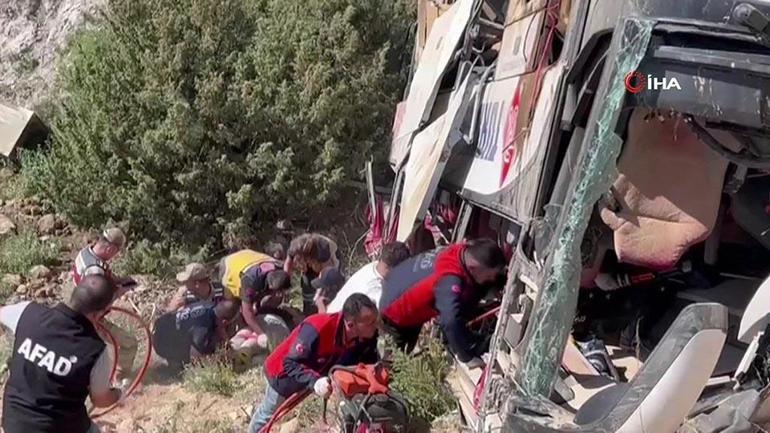SON DAKİKA: Karsta yolcu otobüsü viyadüğe yuvarlandı: Ölü ve yaralılar var...
