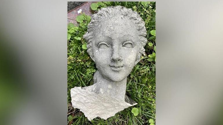Sarılırken 150 yıllık heykeli kırdı