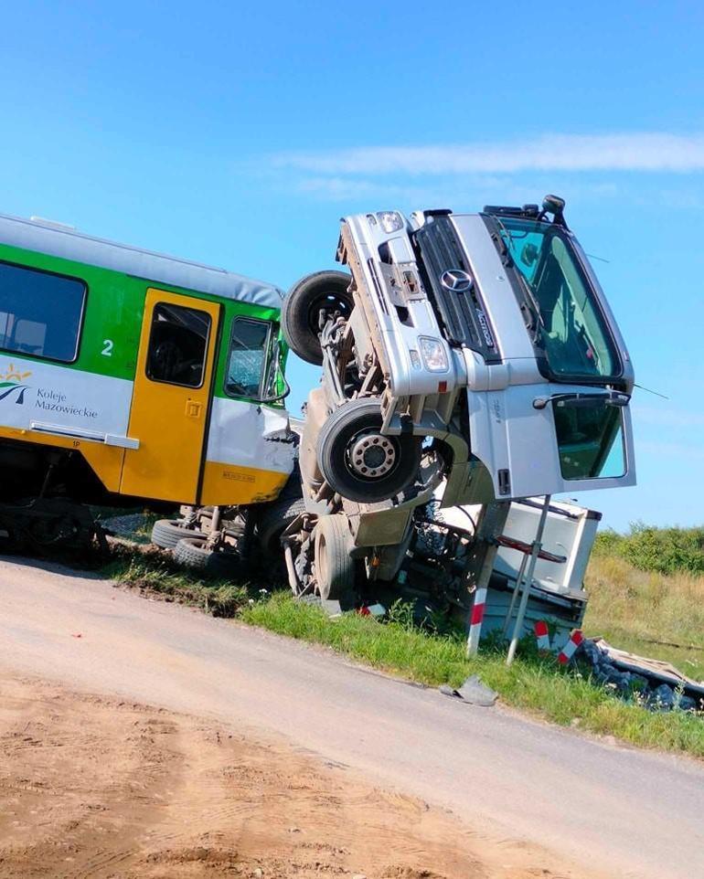 Polonyada yolcu treni kamyonla çarpıştı: 22 yaralı