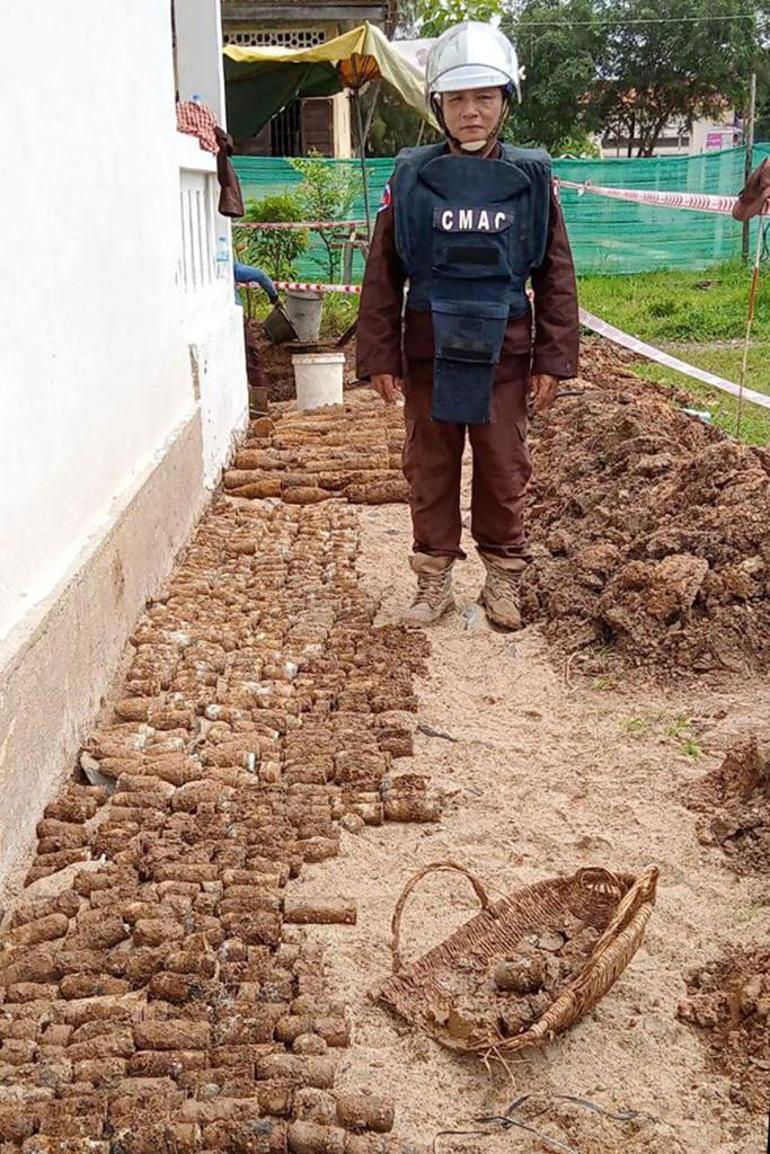 Kamboçyada okul bahçesinde patlamamış binlerce askeri mühimmat bulundu