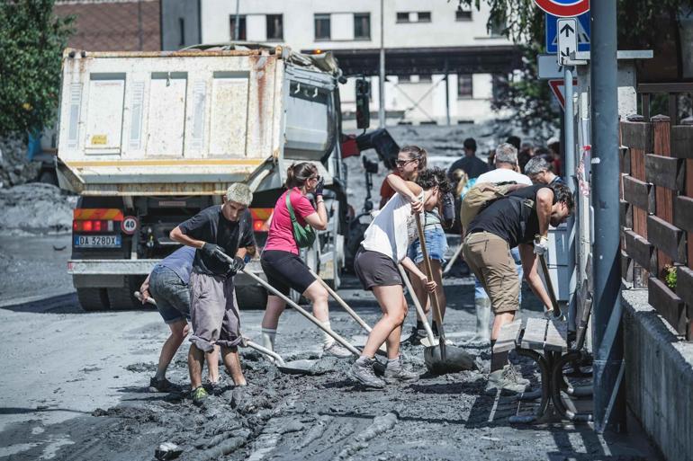 İtalya’da nehir taştı, sokaklar çamurla kaplandı