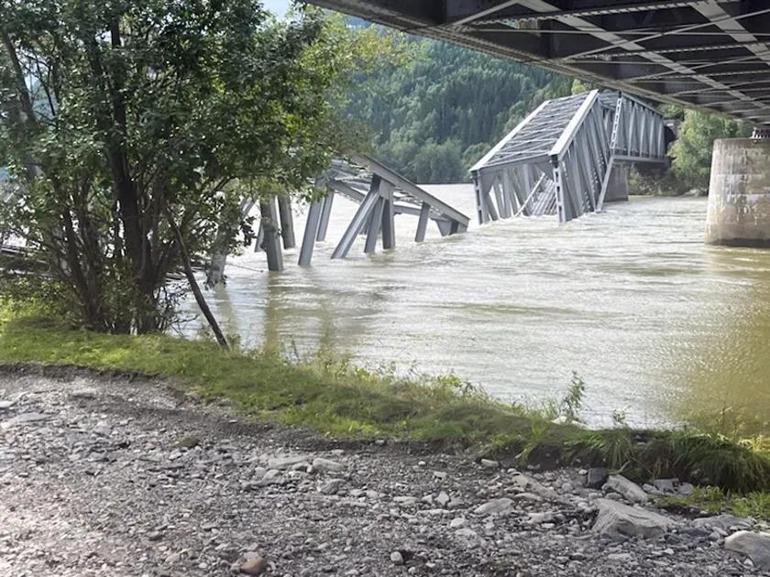 Norveç’te etkili olan Hans fırtınası sebebiyle çelik köprü çöktü