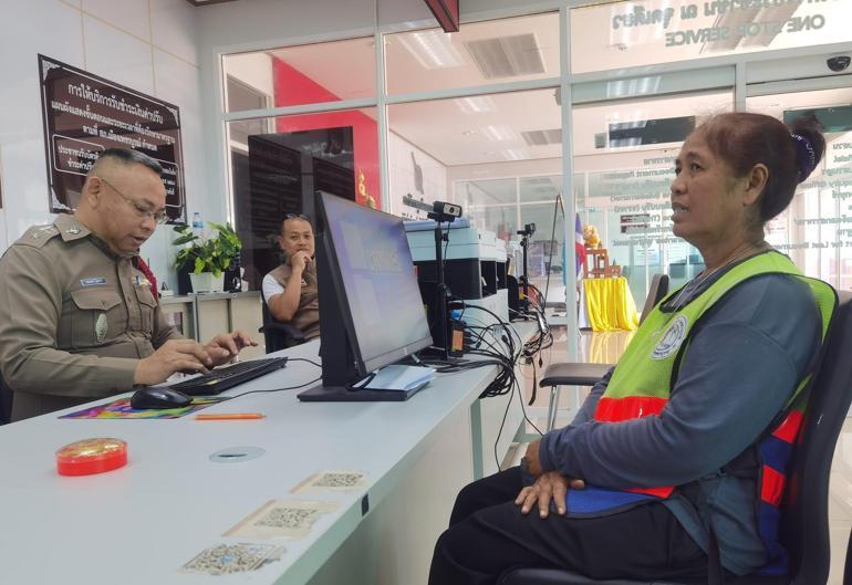 Taylandda bulduğu altınları polise götüren temizlikçiye ödül